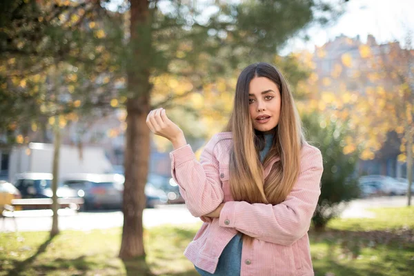 Mooie Europese Vrouw Met Lang Blond Haar Doet Boos Gebaar — Stockfoto