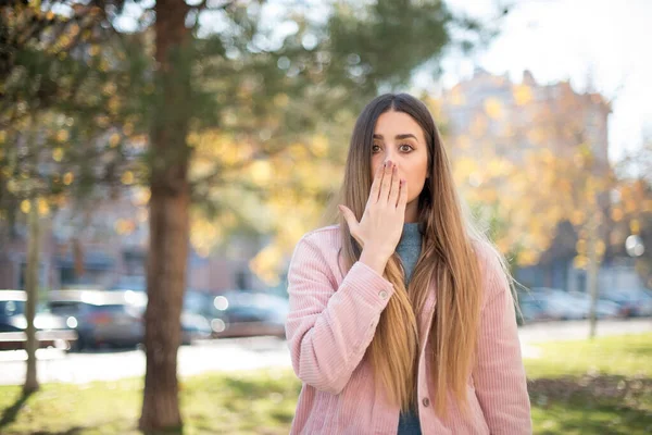 Genç ve güzel bir kadının parkta kafası karışmış.  