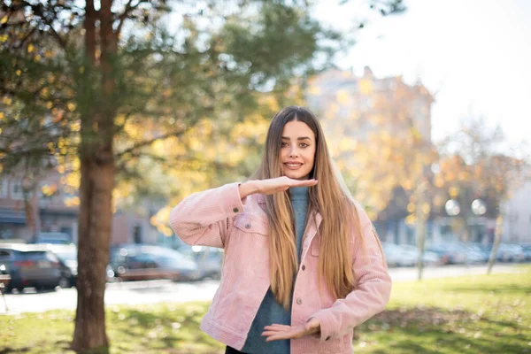 Güzel Bir Kadın Parkta Büyük Bir Şey Gösteriyor — Stok fotoğraf