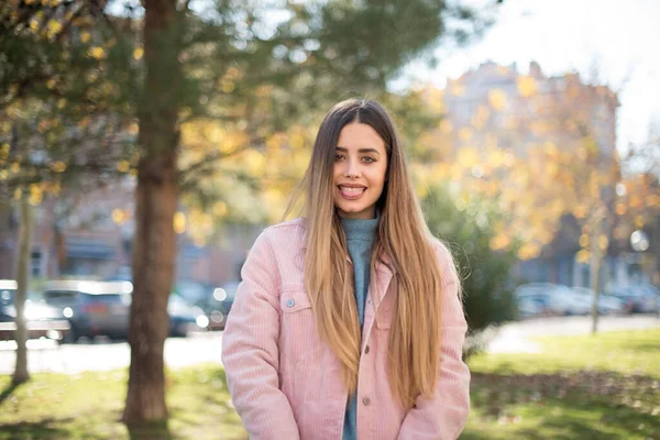 Parkta gülümseyen güzel bir kadın.  