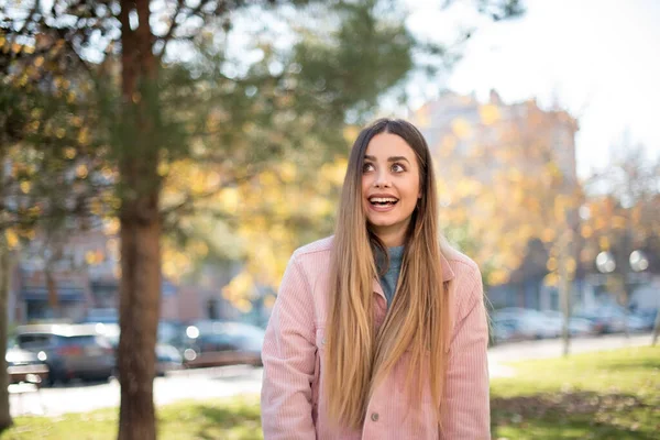 Genç ve güzel bir kadın parka bakıyor.  