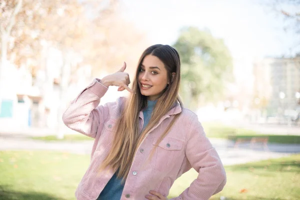 Genç Güzel Sarışın Pembe Ceketli Bir Kadın Parkta Bana Jest — Stok fotoğraf