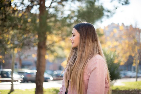 Parktaki genç ve güzel kadın.  