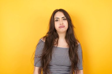 Kasvetli, sıkılmış, uzun saçlı, kaşlarını çatmış beyaz bir kadın yukarı bakıyor, çok fazla konuşmaktan rahatsız oluyor, yorgun ve gitmek istiyor. Kızgın somurtkan kadın içeride dikiliyor..