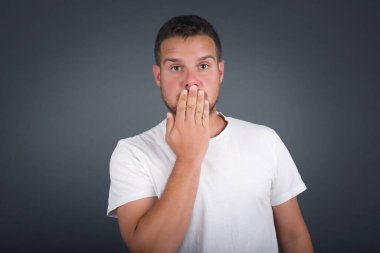 - Evet. Sanırım ben söyledim! Beyaz tişörtlü beyefendinin portresini yakından çek, sokak tarzı tişört. Ağzı avuç içi açık, parlak gri arka planda büyük gözleri olan kameraya bak..