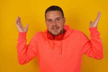 Genç yakışıklı adamın stüdyoda kafası karışmış.