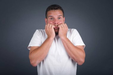 Endişe - güzel bir beyaz adamın kavramsal görüntüsüdür. Ağzını kapalı ve kapalı bir yerde duran. Bir şeyden ya da birinin çivi yemesinden korktun mu?.