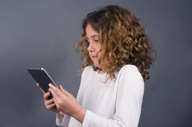 Stüdyo. Akıllı telefon kullanan tatlı kız. 