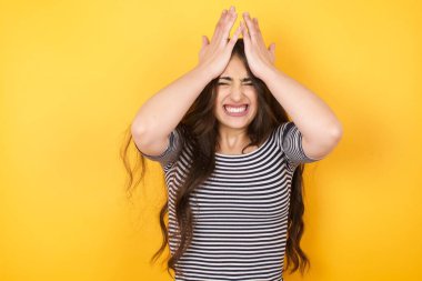 Rahat giyinen, elleri şakaklarda gezen, baş ağrısı çeken, gözleri acıyla kapayan, sağlıklı bir uykuya ihtiyacı olan, çok çalışan, yorgun ve bitkin bir kadın. Avrupalı bir kadın hasta, stüdyo geçmişinden izole edilmiş.