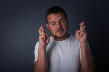 Kazanmak zorundayım. Neşeli genç esmer erkek dişlerini sıkar, parmaklarını çapraz yapar, arzulanan bir dilekte bulunur.