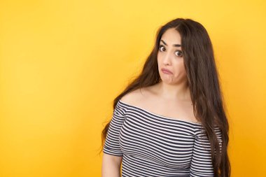 Züppe ifadeli güzel bir kadın dudaklarını kıvırıyor, kaşlarını kaldırıyor şüpheli ve şüpheci bir ifadeyle bakıyor.. 