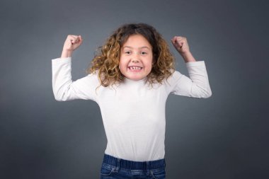 Stüdyo. Yumrukları olan tatlı bir kız. 