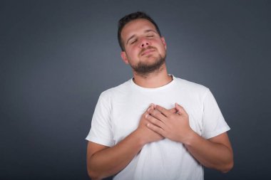 Sadık bir adam gözlerini kapatır ve ellerini kalbine yakın tutar. İyiliğini ya da iyiliğini gösterir. Samimi duygularını ifade eder. Vücut dili ve gerçek duygular kavramı