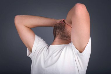 Paniğe kapılmış Kafkasyalı adam el ele tutuşmuş, gözleri kapamış, umutsuzluk ve hüsran içinde çığlık atıyordu..