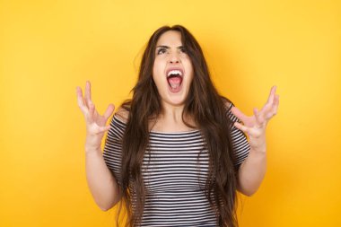 Çığlık, nefret, öfke. Ağlayan duygusal sinirli genç kadın çığlık atıyor, insan duyguları kavramı.