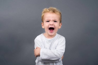 Stüdyoda izole edilmiş sevimli bir çocuk. 