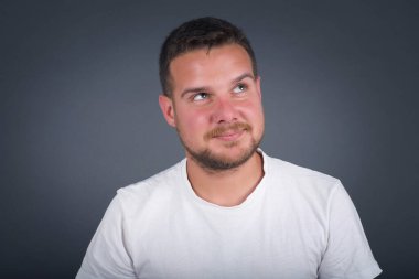 Kasvetli, genç bir adamın yüzünün birbirine baktığını, önemli bir şey hakkında üzüldüğünü, ellerini aşağıda tuttuğunu, adamın içeride dikildiğini..