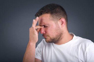 Çok üzgün, çekici, hoş bir adam. Burnuna dokunuyor. Açık havada duruyor, ağlamak istiyor. Stresli bir ilişkisi var.