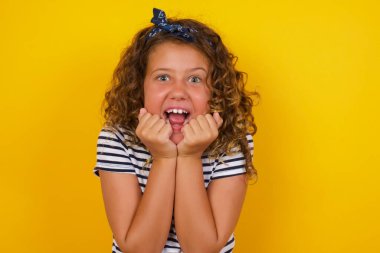 Mutlu bir kızın stüdyo çekimi çenesinin altında el ele tutuşur, keyifli bir ruh halinde olur, ertesi gün için arkadaş fikrini sever.