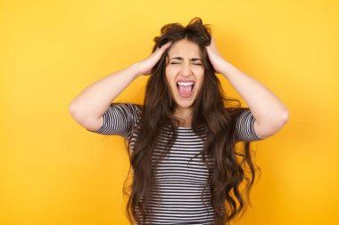 Şok olmuş beyaz kız şık giyinmiş kafasında el ele tutuşmuş ve umutsuzluk ve hüsran içinde çığlık atıyordu. Uçağa geç kalıyordu, gözleri dehşet içindeydi, ağzı açıktı.