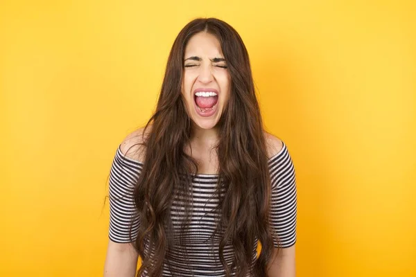 Stressvolle Hippe Vrouw Schreeuwt Paniek Sluit Ogen Angst Houdt Handen — Stockfoto