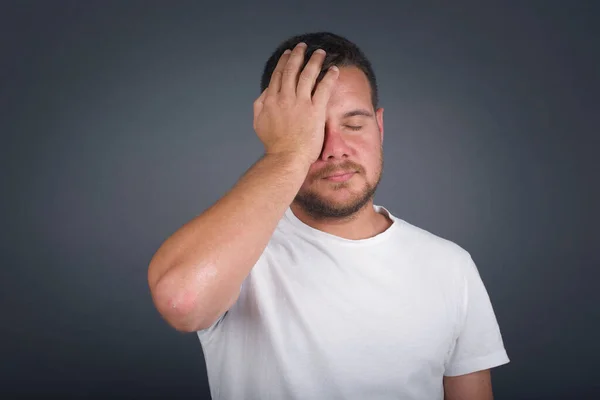 Frustré Jeune Homme Portant Des Vêtements Décontractés Tenant Main Sur — Photo