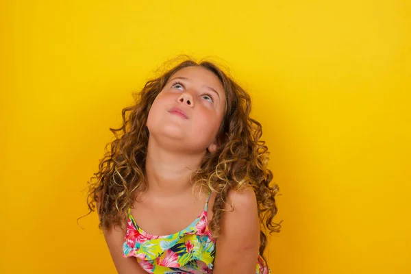 Porträt Eines Geheimnisvollen Charmanten Kleinen Mädchens Sommerkleid Auf Gelbem Hintergrund — Stockfoto