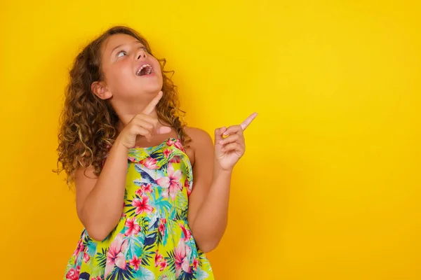 Werbekonzept Positives Kleines Mädchen Sommerkleid Auf Gelbem Hintergrund Zeigt Mit — Stockfoto