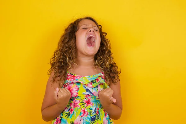 Klein Meisje Dragen Zomer Jurk Gele Achtergrond Opgewonden Blij Overwinning — Stockfoto