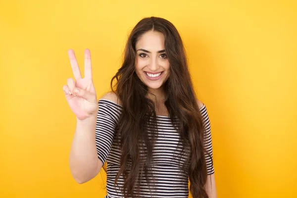 Jonge Blanke Vrouw Staande Tegen Muur Tonen Wijzen Met Vingers — Stockfoto