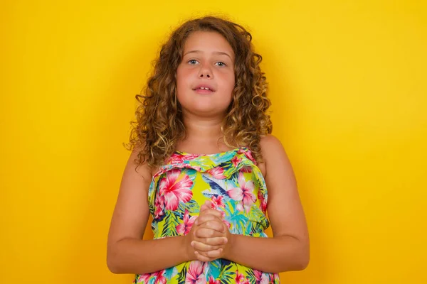 Niña Vistiendo Vestido Verano Sobre Fondo Amarillo Cogido Mano Con — Foto de Stock