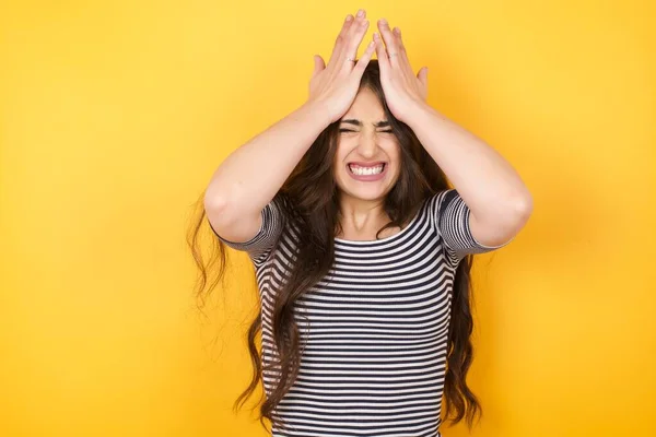 Exasperate Vrouw Casual Kleding Houdt Handen Tempels Voelt Sterke Hoofdpijn — Stockfoto