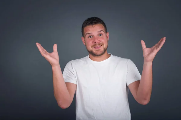 Ritratto Bell Uomo Guarda Con Eccitazione Macchina Fotografica Tiene Mani — Foto Stock