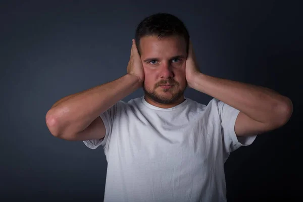 Kulakları Elleriyle Tıkayan Bir Adam Hard Rock Veya Yüksek Sesle — Stok fotoğraf