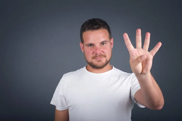 Gri Duvarın Önünde Duran Genç Adam Kendini Beğenmiş Mutlu Bir — Stok fotoğraf