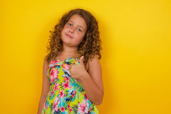 Goed Gedaan Portret Van Een Vrolijk Lachend Mooi Meisje Met — Stockfoto