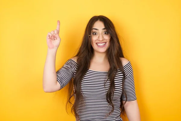 Close Portret Van Charmante Jonge Vrouw Casual Kleding Wijzen Met — Stockfoto