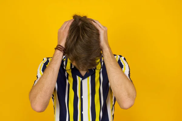 Ritratto Giovane Uomo Che Tiene Testa Con Mani Isolato Sfondo — Foto Stock