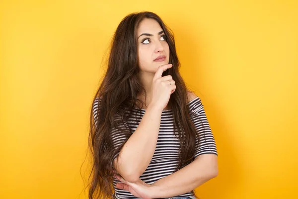 Retrato Mujer Caucásica Pensativa Con Pelo Largo Mantiene Mano Bajo — Foto de Stock