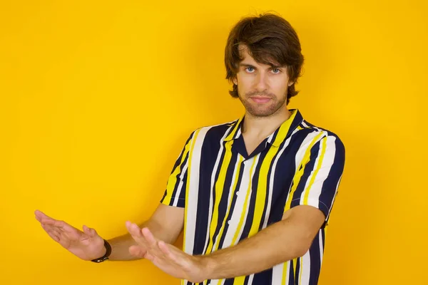 Stilig Ung Man Över Isolerad Bakgrund Rädd Skräckslagen Och Äcklad — Stockfoto