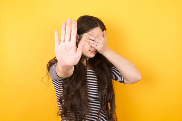 Junge Europäerin Bedeckt Augen Mit Handfläche Und Macht Stoppgeste Versucht — Stockfoto