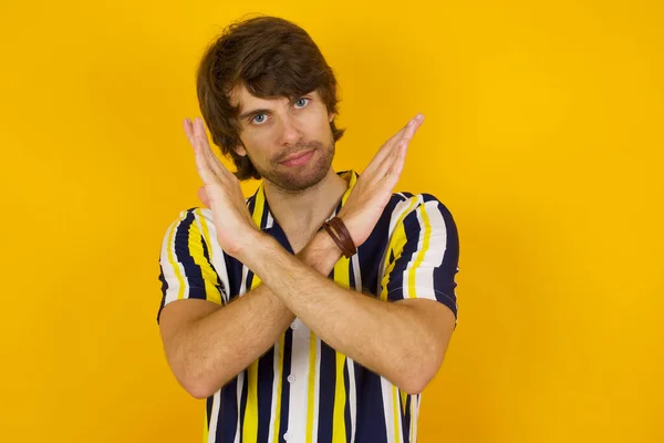 Joven Hombre Guapo Con Ropa Casual Pie Sobre Fondo Aislado — Foto de Stock