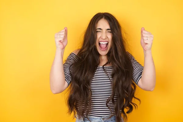 Kaukasische Brunette Vrouw Verheugen Zich Haar Succes Overwinning Gebalde Haar — Stockfoto