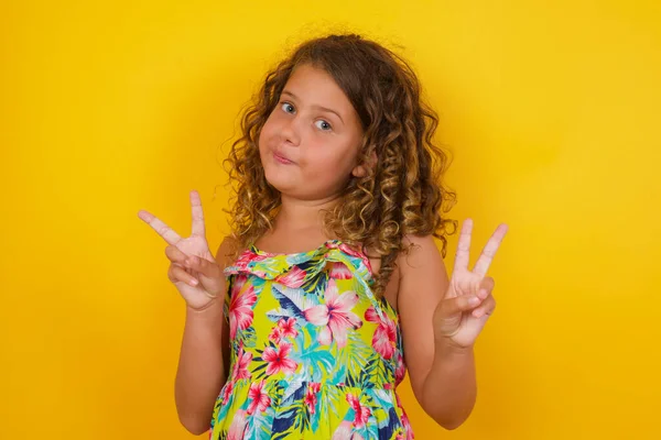 Geïsoleerd Shot Van Vrolijke Kleine Meisje Dragen Zomer Jurk Gele — Stockfoto