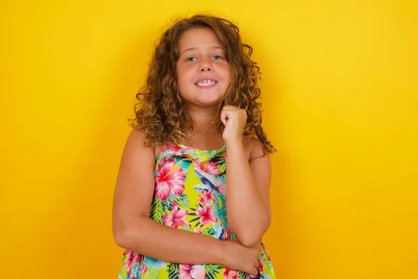 Afbeelding Van Vrolijk Mooi Meisje Draagt Zomerjurk Gele Achtergrond Met — Stockfoto