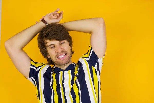 Retrato Hombre Caucásico Guapo Mira Con Emoción Cámara Mantiene Las —  Fotos de Stock