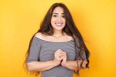 Vay canına. Stüdyo arka planında uzun saçlı güzel beyaz kadın. Genç, duygusal, şaşkın bir kadın, ağzı açık duruyor. İnsani duygular, yüz ifadesi kavramı. Moda renkleri.