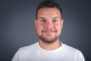 Geniş beyaz gülüşü olan genç yakışıklı adam arkadaşlarıyla tanışacağı için heyecanlanıyor ve güzel bir gün geçirmek için dışarı çıkıyor..