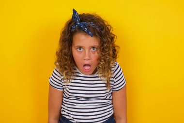 Çekici bir kız ağzı açık, ağzı açık ve ağzı açık bir şekilde şaşkın bir şekilde arkadaşının hikayesini dinlerken 