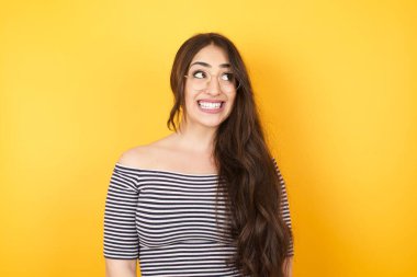 Tüh! Özel görünüşü olan bir kadın portresi dişlerini sıkar ve kafasını karıştırır. Hatasını fark eder. Reklamınız veya promosyon geçmişiniz için fotokopi alanına karşı poz verir..